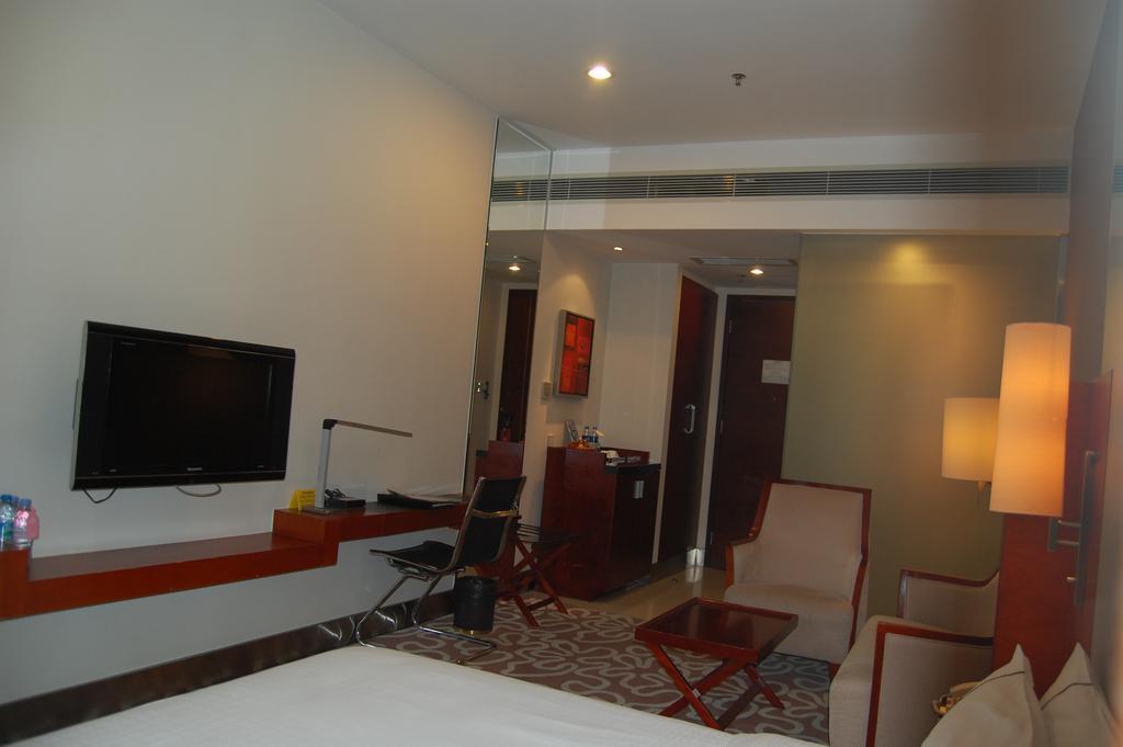 Shenzhen Caa Holy Sun Hotel, Luohu Railway Station Exterior photo